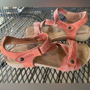 Taos Trulie Womens size 8 Camel  leather strappy wedge comfort sandals